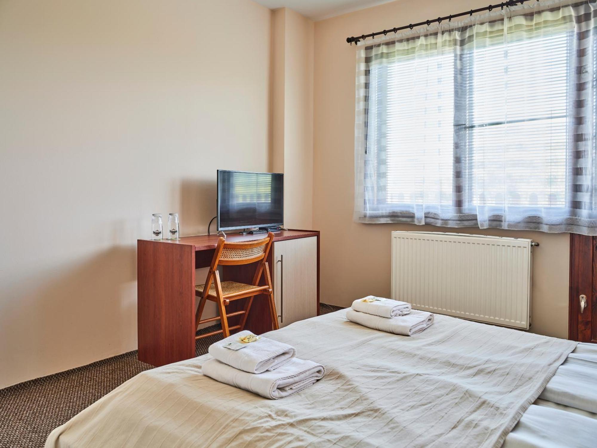Hotel Tihiat Kat 阿普里尔齐 外观 照片
