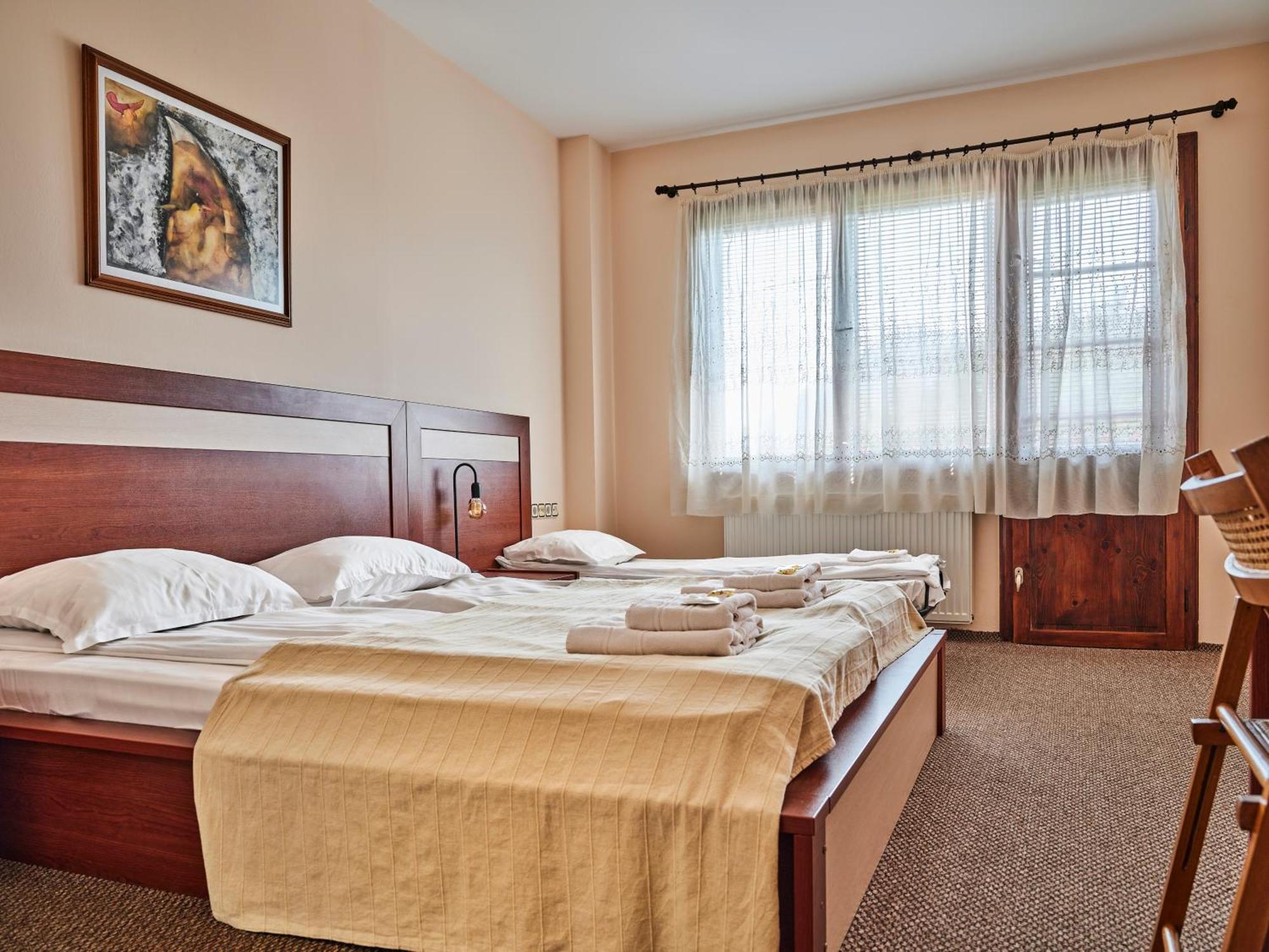 Hotel Tihiat Kat 阿普里尔齐 外观 照片