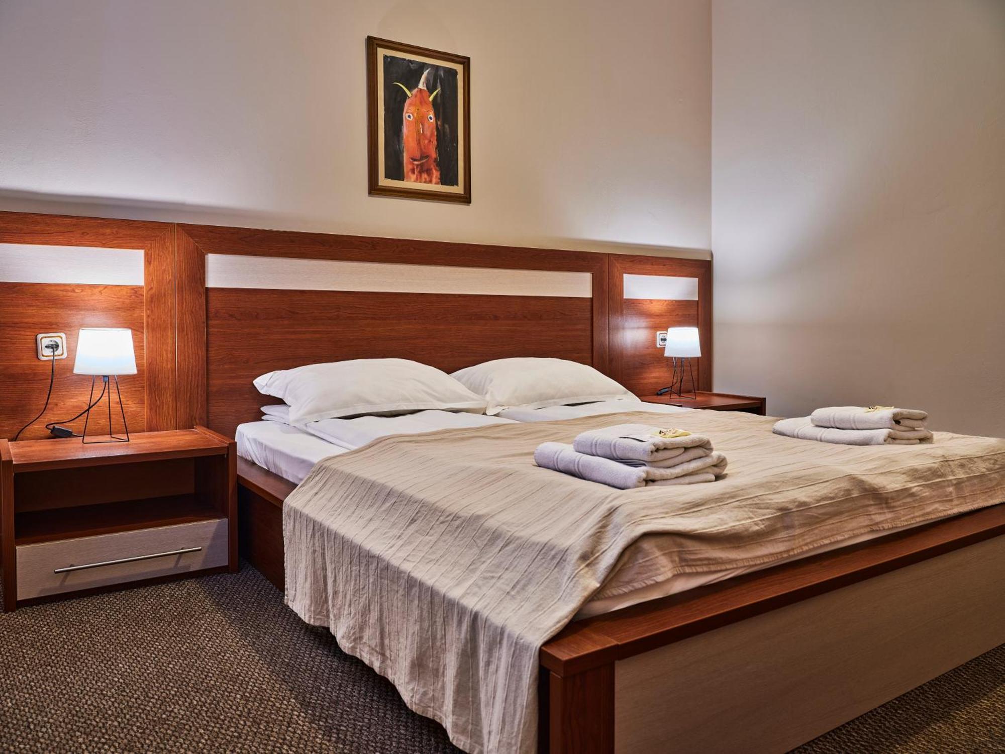 Hotel Tihiat Kat 阿普里尔齐 外观 照片