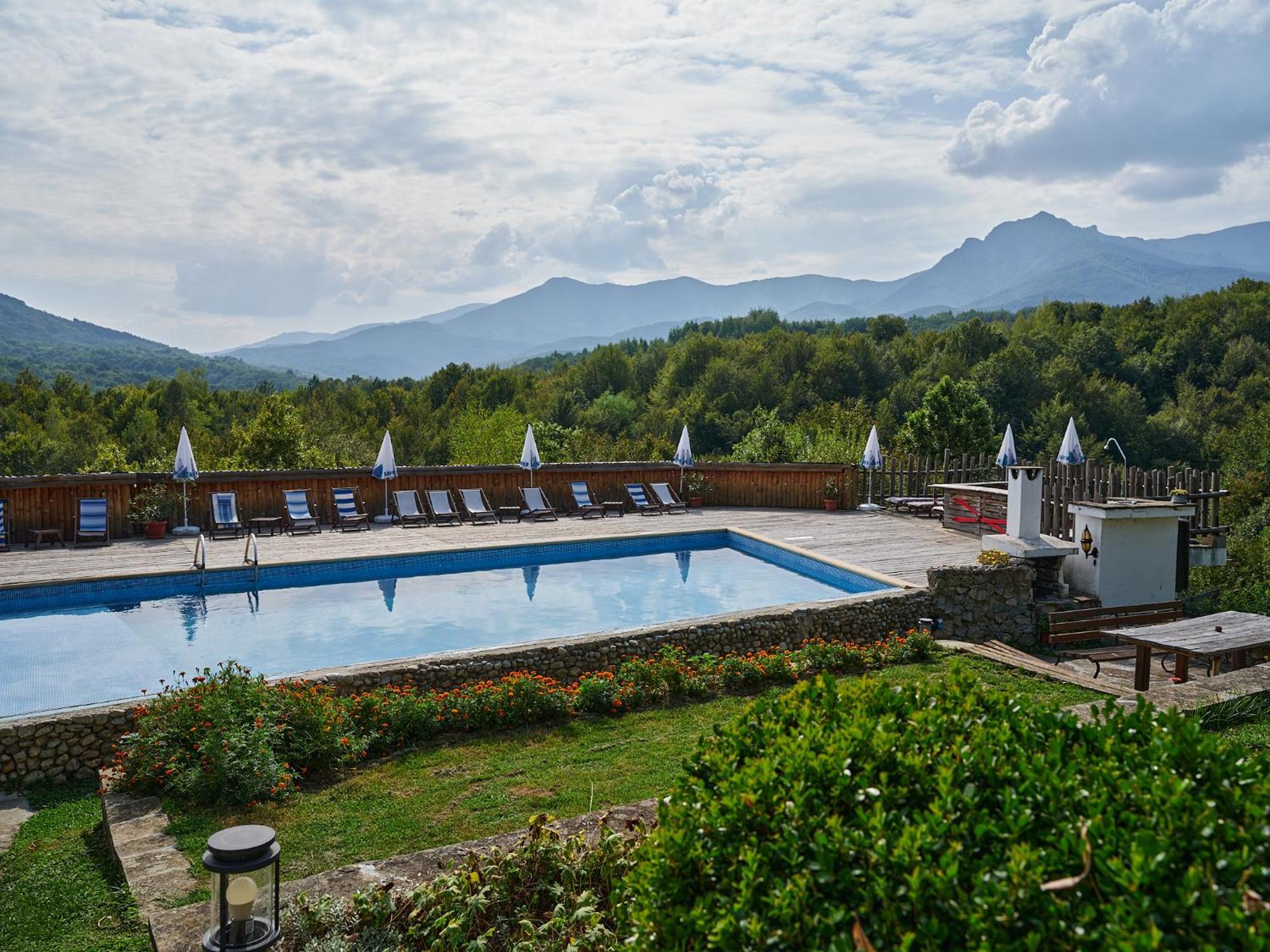 Hotel Tihiat Kat 阿普里尔齐 外观 照片