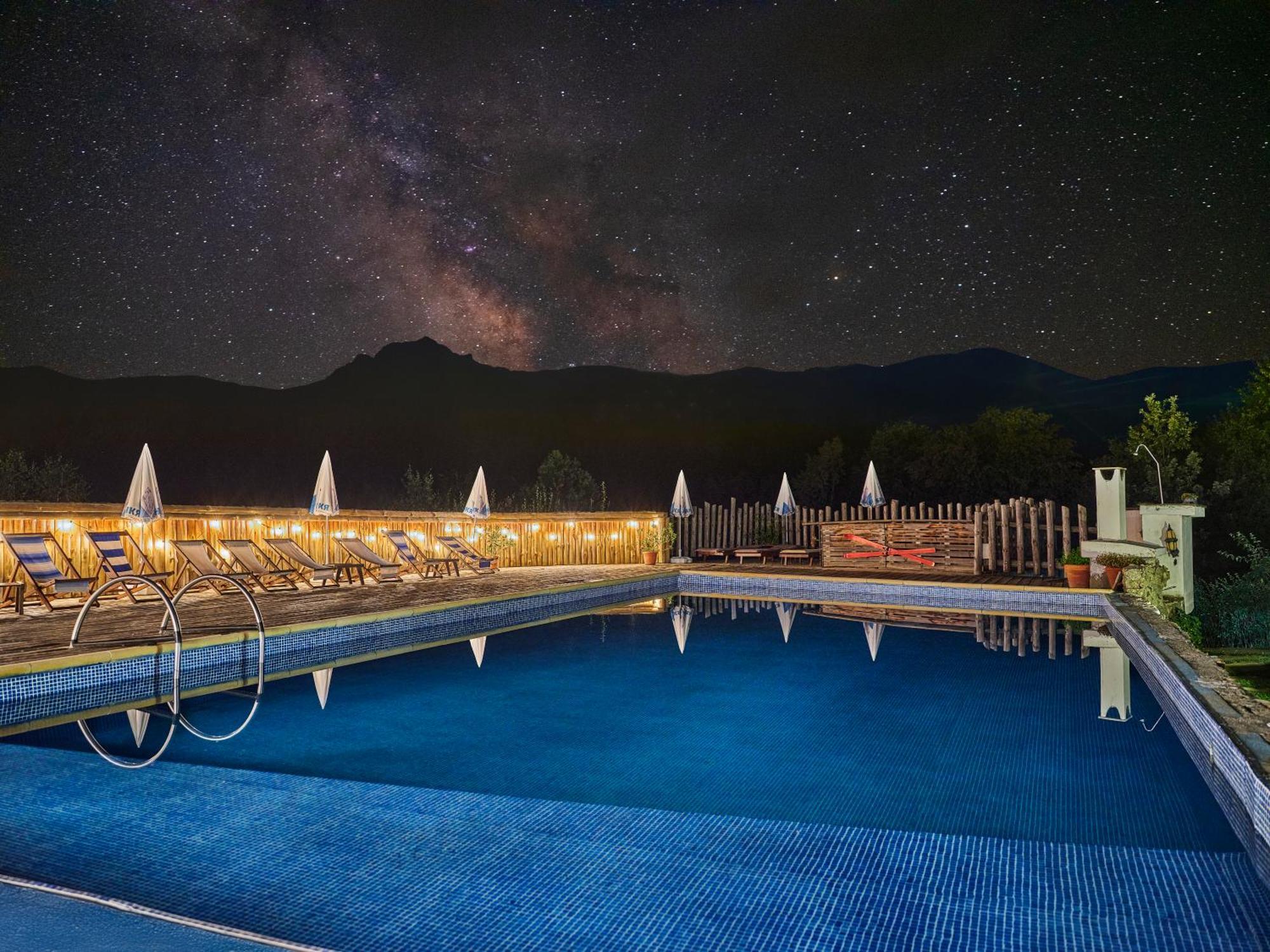 Hotel Tihiat Kat 阿普里尔齐 外观 照片